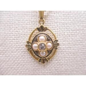 AVON gold tone faux pearl pendant necklace 16" unusual chain signed 0282